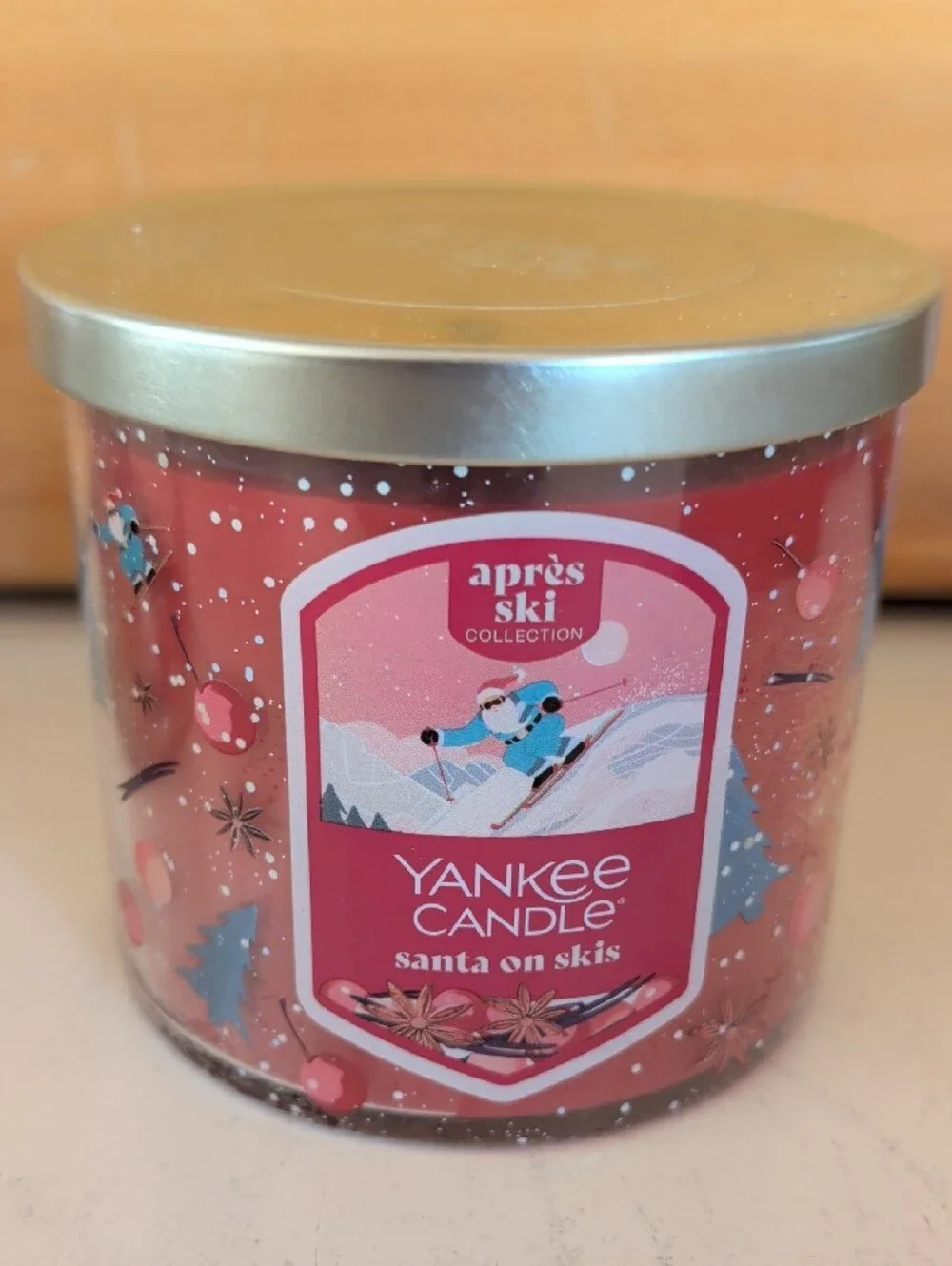 New, Yankee Candle Red 3-Wick Jar with Silver Snowflake Holder.🌟